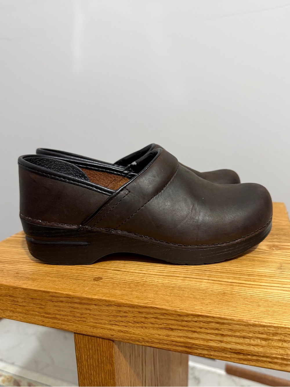 Dansko Professional Clogs Womens 39 Wide 8.5 9 Matte Brown Leather Comfort Shoes